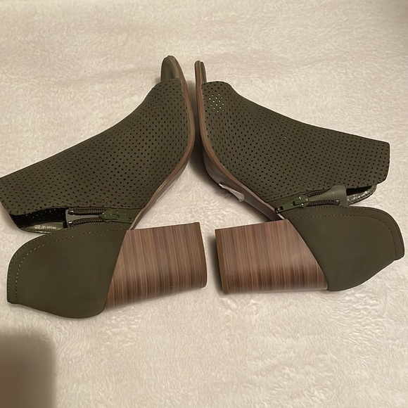 GUC Olive Green Heels, size 8 - Picture 4 of 8